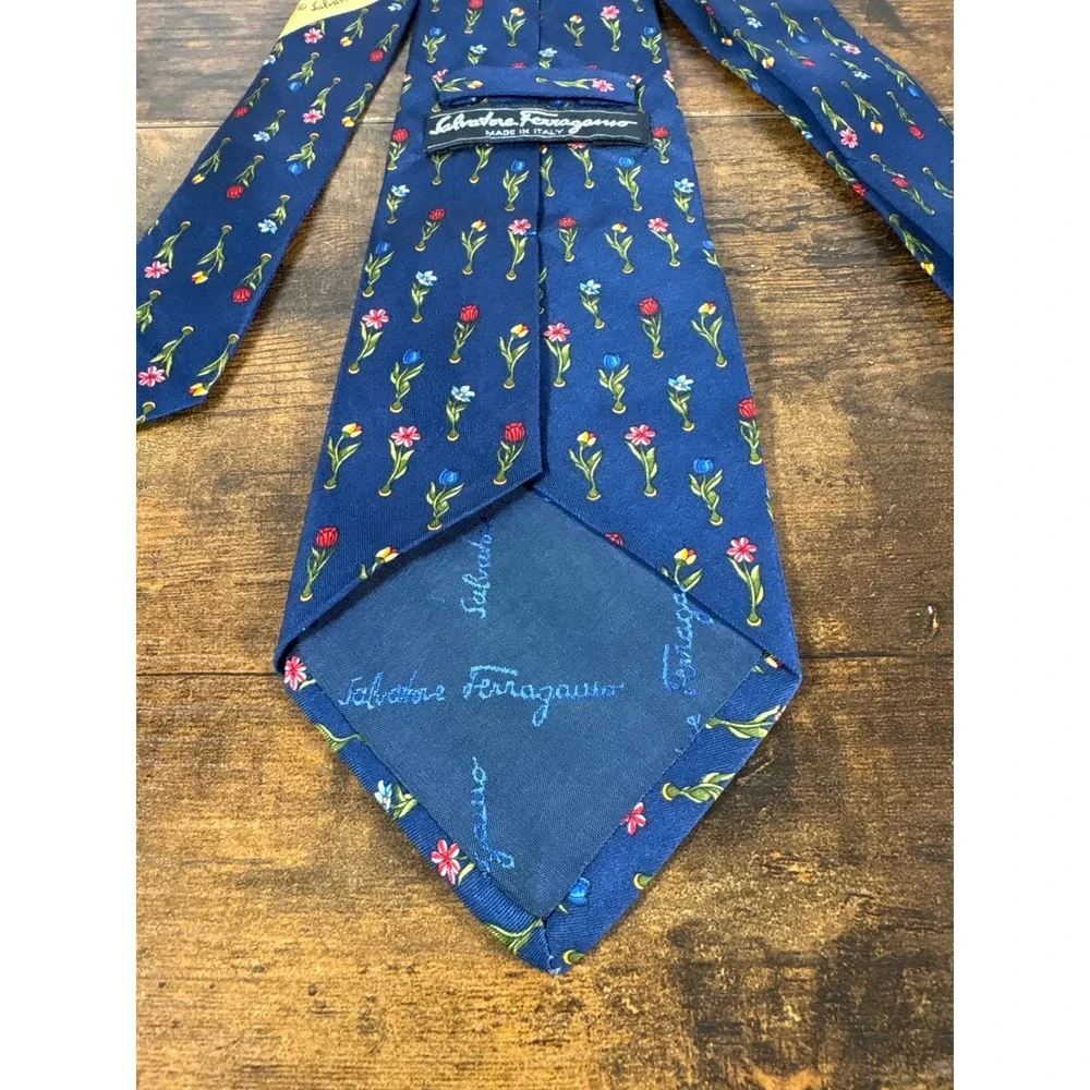 Salvatore Ferragamo Mens Navy Blue Silk Tulip Floral Necktie Made in Italy